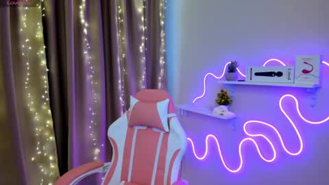 Snapshot of emiliyaqueen chatting on 03-05-25, 02:25 Emiliya online show from 03-05-25, 02:25