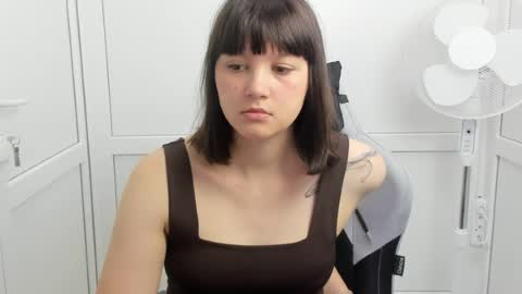 Snapshot of emilli_moon chatting on 05-29-26, 06:33 Emmi online show from 05-29-26, 06:33