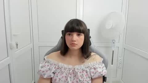 Snapshot of emilli_moon chatting on 06-02-26, 06:15 Emmi online show from 06-02-26, 06:15