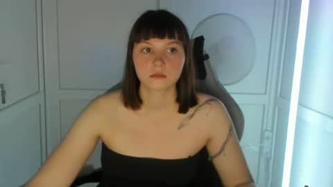 Snapshot of emilli_moon chatting on 06-11-26, 05:55 Emmi online show from 06-11-26, 05:55