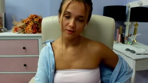 Snapshot of emilly_lust99 chatting on 06-23-26, 06:33 Emilly online show from 06-23-26, 06:33