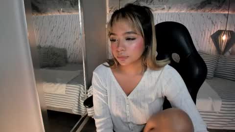 Snapshot of emilly_mell chatting on 09-10-25, 11:43 emilly_mell online show from 09-10-25, 11:43