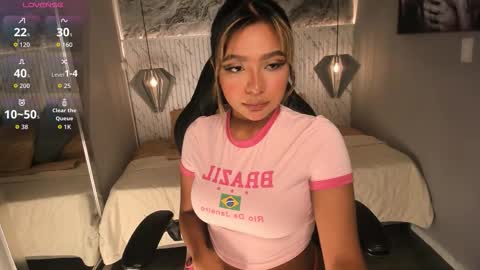 Snapshot of emilly_mell chatting on 10-11-25, 11:09 emilly_mell online show from 10-11-25, 11:09