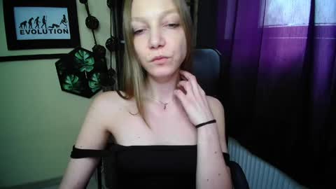 Snapshot of emilly_xkiss chatting on 05-05-26, 12:35 Emilly online show from 05-05-26, 12:35