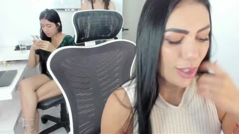 Snapshot of emillybrowm chatting on 01-10-25, 02:55 Emilly online show from 01-10-25, 02:55