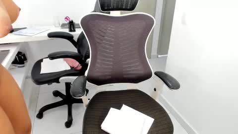 Snapshot of emillybrowm chatting on 02-27-25, 06:20 Emilly online show from 02-27-25, 06:20