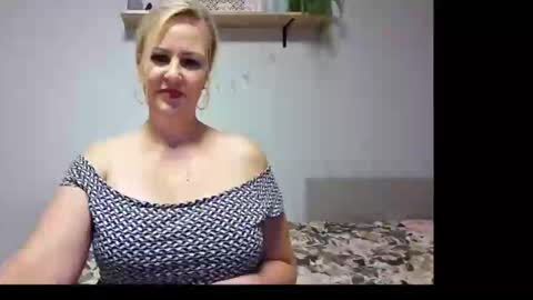 Snapshot of emillykiss chatting on 09-10-25, 10:54 EmillyLove online show from 09-10-25, 10:54