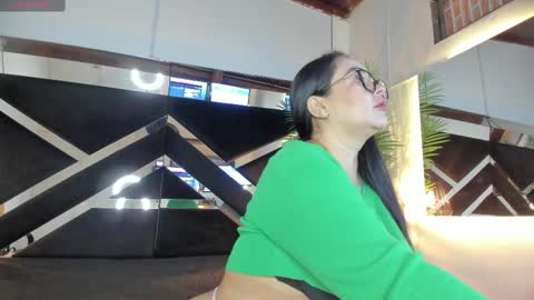 Snapshot of emily18__ chatting on 02-21-25, 11:11 Emily online show from 02-21-25, 11:11