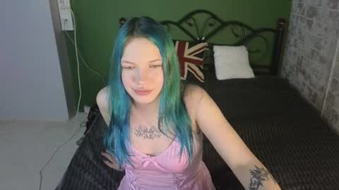 Snapshot of emily__hamilton chatting on 06-25-26, 01:27 Emily online show from 06-25-26, 01:27