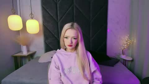 Snapshot of emily_air chatting on 09-28-25, 03:39 Emily online show from 09-28-25, 03:39