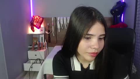 Snapshot of emily_beltonn chatting on 12-05-24, 08:22 online show from 12-05-24, 08:22