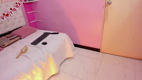 Snapshot of emily_beltonn chatting on 02-12-25, 09:43 online show from 02-12-25, 09:43