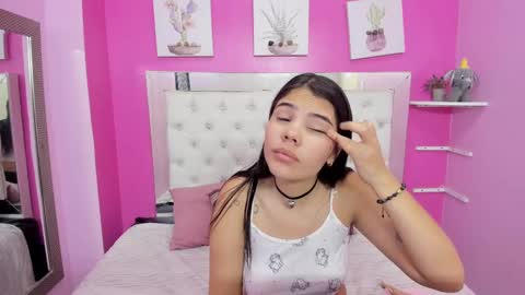 Snapshot of emily_beltonn chatting on 02-23-25, 02:35 online show from 02-23-25, 02:35