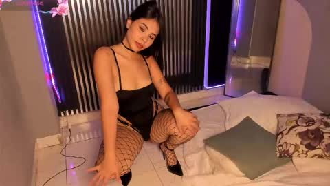 Snapshot of emily_beltonn chatting on 10-11-25, 09:02 online show from 10-11-25, 09:02