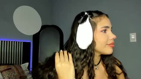 Snapshot of emily_beltonn chatting on 10-27-25, 08:13 online show from 10-27-25, 08:13