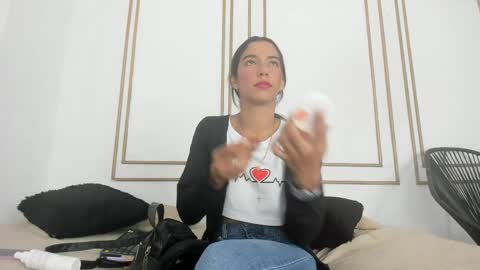 emily_gaviria1 online show from 05-23-26, 12:09