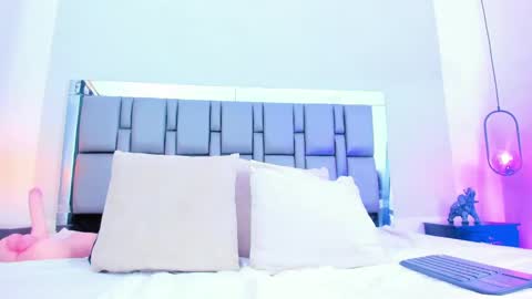 Snapshot of emily_gil1 chatting on 01-15-25, 01:20 Emi online show from 01-15-25, 01:20