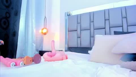 Snapshot of emily_gil1 chatting on 01-21-25, 04:16 Emi online show from 01-21-25, 04:16