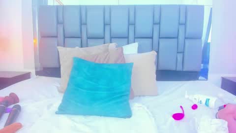 Snapshot of emily_gil1 chatting on 01-24-25, 08:22 Emi online show from 01-24-25, 08:22