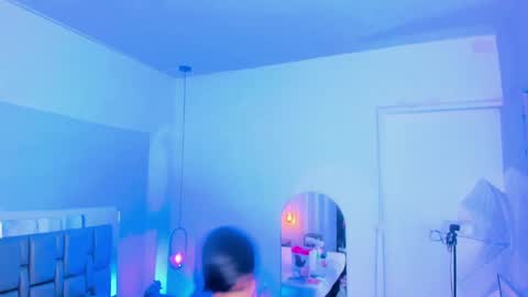 Snapshot of emily_gil1 chatting on 02-20-25, 08:36 Emi online show from 02-20-25, 08:36