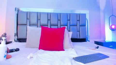 Snapshot of emily_gil1 chatting on 02-28-25, 05:59 Emi online show from 02-28-25, 05:59