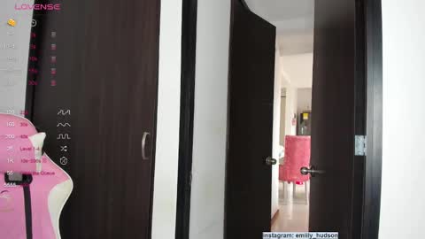 Snapshot of emily_huddson_ chatting on 12-04-24, 06:50 independet model online show from 12-04-24, 06:50