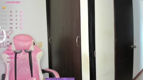 Snapshot of emily_huddson_ chatting on 12-17-24, 06:20 independet model online show from 12-17-24, 06:20