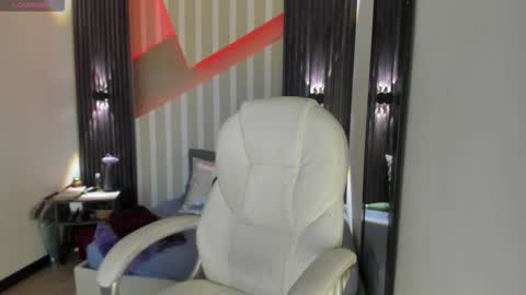 Snapshot of emily_layton chatting on 02-20-26, 12:29 Emily online show from 02-20-26, 12:29