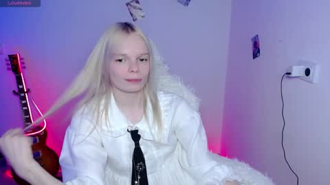 Snapshot of emily_nyaffe chatting on 03-10-26, 05:07 Lia online show from 03-10-26, 05:07