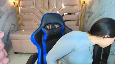 Snapshot of emily_sofia_r chatting on 11-28-25, 07:49 Emily online show from 11-28-25, 07:49