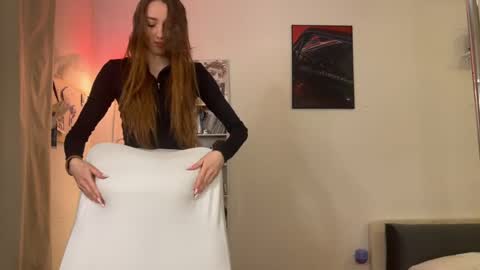 Snapshot of emily_w0w_ chatting on 05-15-26, 11:17 Lia online show from 05-15-26, 11:17