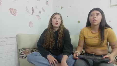 Snapshot of emilyblosom_y_miarose chatting on 07-16-26, 06:03 online show from 07-16-26, 06:03