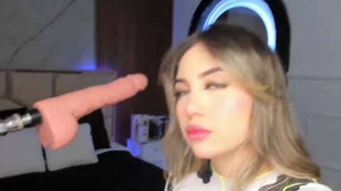 Snapshot of emilyhendrix_ chatting on 12-04-24, 07:34 Emily Hendrix online show from 12-04-24, 07:34