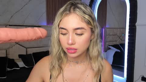 Snapshot of emilyhendrix_ chatting on 12-17-24, 07:48 Emily Hendrix online show from 12-17-24, 07:48