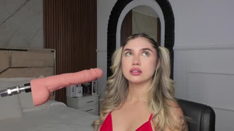 Snapshot of emilyhendrix_ chatting on 01-17-25, 08:11 Emily Hendrix online show from 01-17-25, 08:11