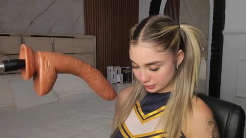 Snapshot of emilyhendrix_ chatting on 01-24-25, 08:43 Emily Hendrix online show from 01-24-25, 08:43