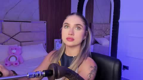 Snapshot of emilyhendrix_ chatting on 02-12-25, 09:01 Emily Hendrix online show from 02-12-25, 09:01