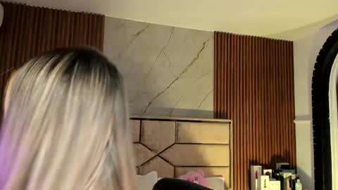 Snapshot of emilyhendrix_ chatting on 09-15-25, 08:09 Emily Hendrix online show from 09-15-25, 08:09