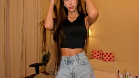 Snapshot of emilyhoston chatting on 09-25-25, 08:01 Alina online show from 09-25-25, 08:01