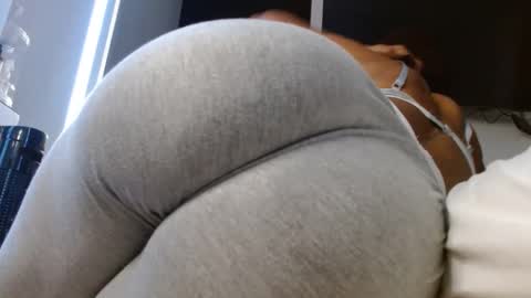 Snapshot of emilymonrro chatting on 09-24-25, 02:15 emily monrro online show from 09-24-25, 02:15