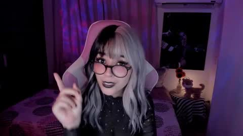 Snapshot of emilyrosss_ chatting on 01-29-25, 08:08 EMILY online show from 01-29-25, 08:08