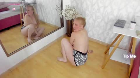 Snapshot of emilysumer chatting on 12-26-24, 02:33 Summer 3 online show from 12-26-24, 02:33