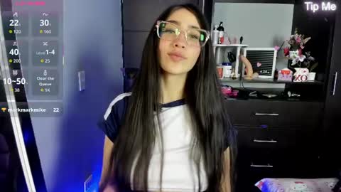 Snapshot of emilytafur chatting on 07-09-26, 07:29 Emy online show from 07-09-26, 07:29
