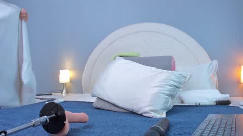 Snapshot of emilytowzen chatting on 06-18-26, 07:51 EMILY online show from 06-18-26, 07:51