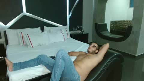 Emilly Willis online show from 01-12-25, 03:07