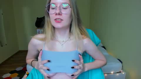 Snapshot of emilyy____ chatting on 02-18-25, 05:31 Emily online show from 02-18-25, 05:31