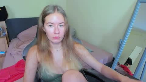 Snapshot of emilyy____ chatting on 09-14-25, 09:19 Emily online show from 09-14-25, 09:19