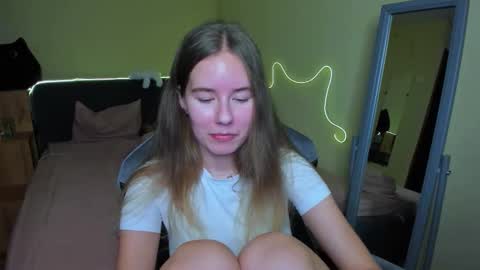 Snapshot of emilyy____ chatting on 11-19-25, 06:19 Emily online show from 11-19-25, 06:19