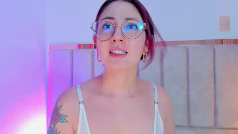 Snapshot of emilyywatson chatting on 09-10-25, 12:21 Emilyy Watson online show from 09-10-25, 12:21