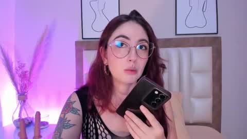 Snapshot of emilyywatson chatting on 09-27-25, 12:59 Emilyy Watson online show from 09-27-25, 12:59